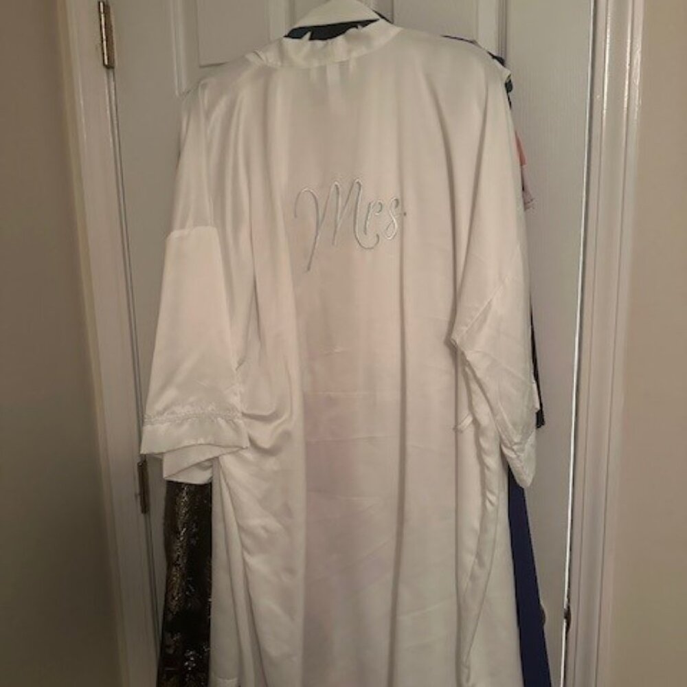 Apt. 9 "Mrs." Robe size XL